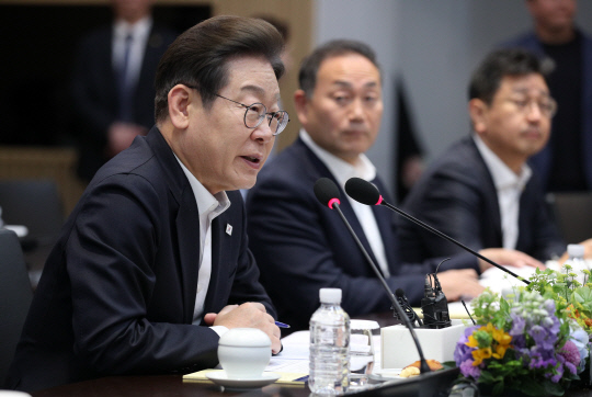 더불어민주당 이재명 대선 후보가 지난 28일 경기도 이천시 SK하이닉스 이천캠퍼스에서 열린 AI 메모리반도체 기업간담회에서 인사말을 하고 있다. [국회사진기자단·연합뉴스]